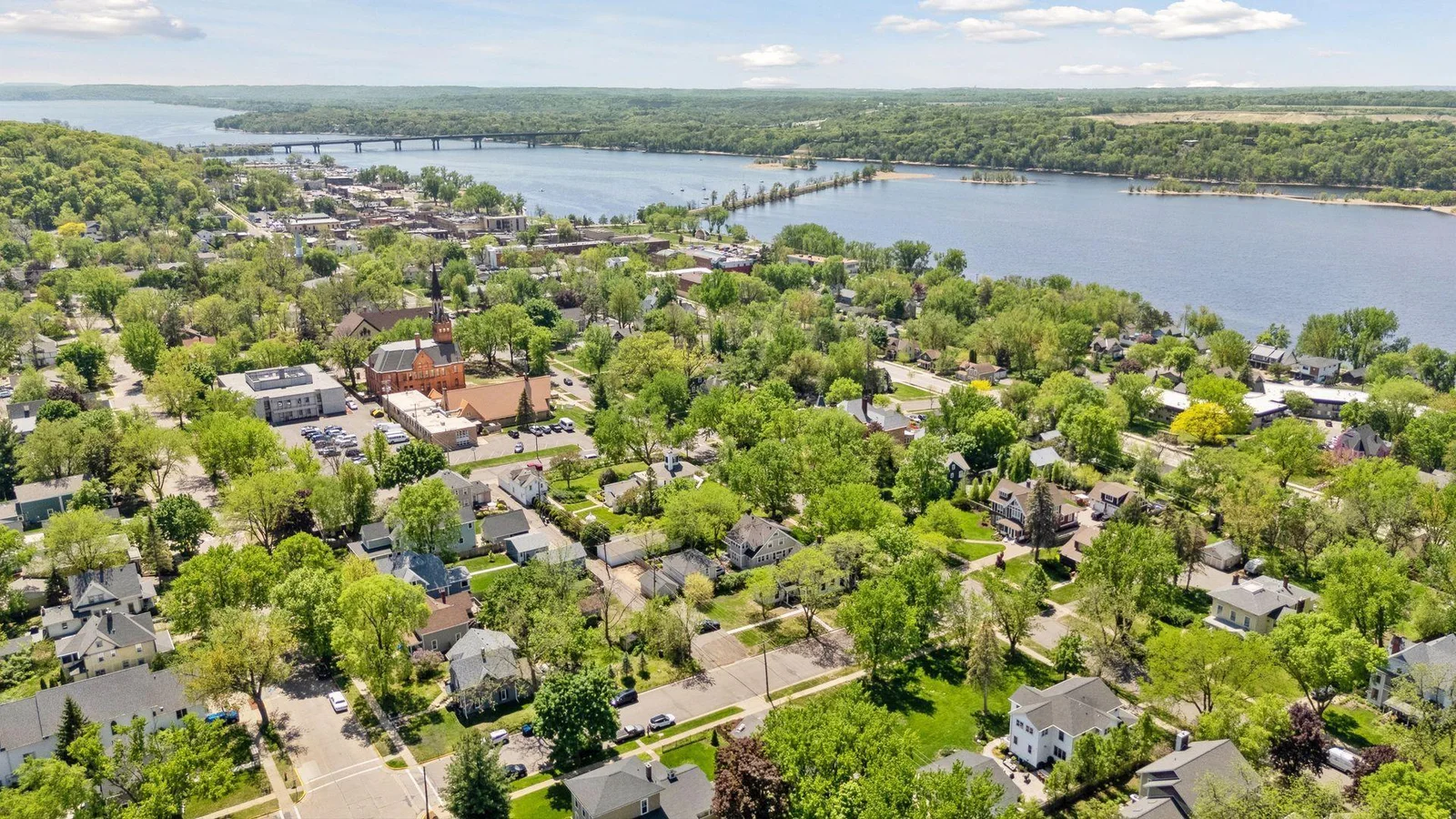 Amazing Location in a gorgeous riverside community! Only blocks from the riverfront and and historic downtown Hudson!