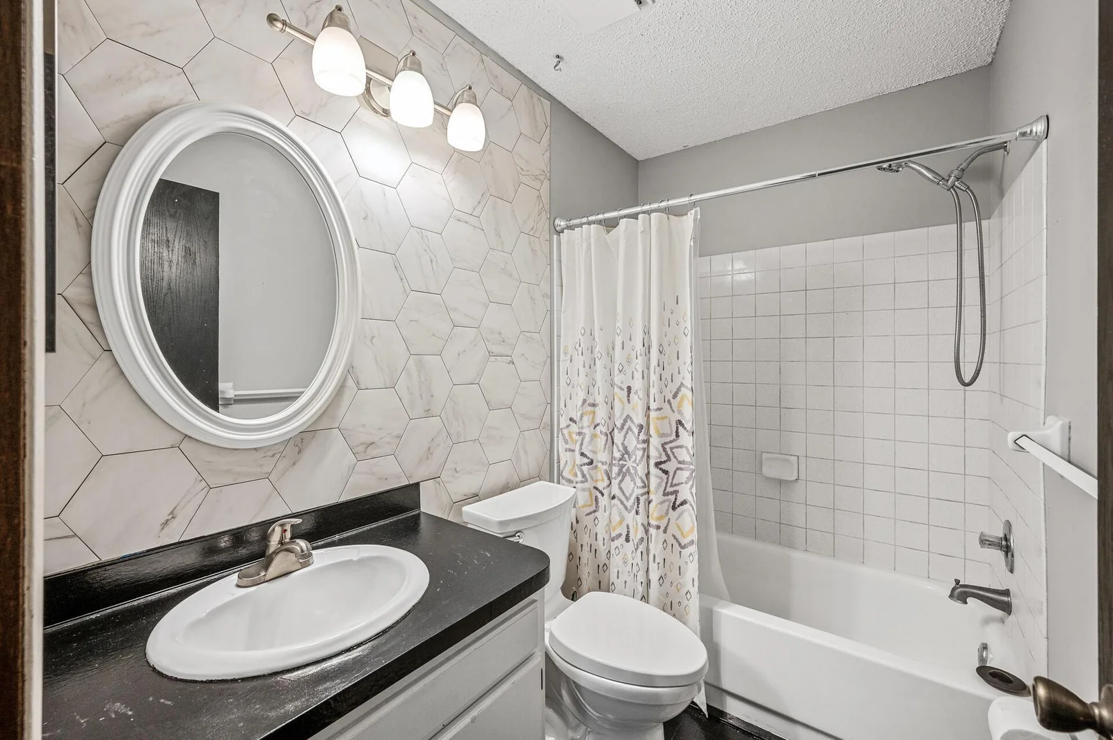 Full bath with lovely accent wall