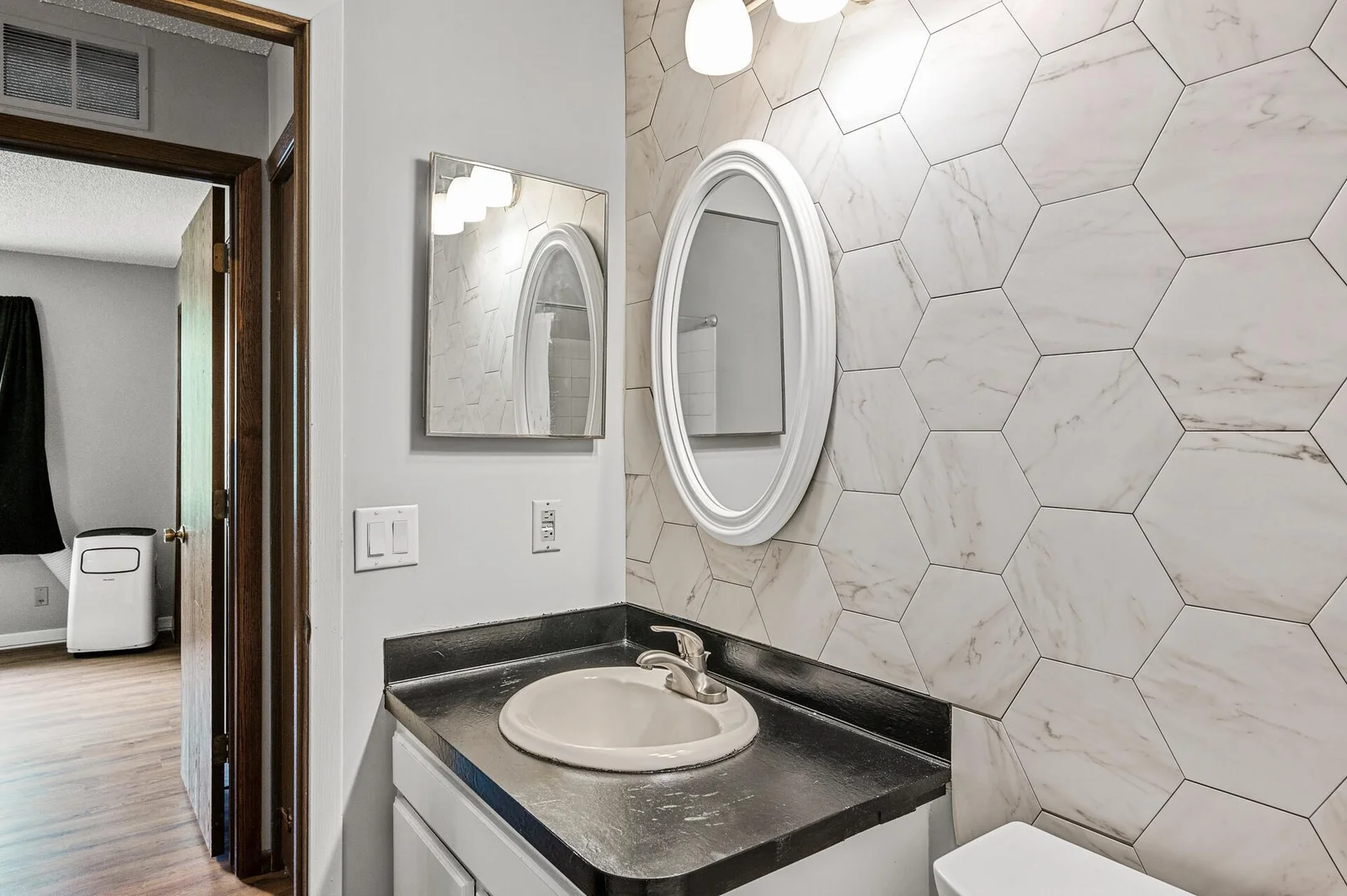 Full bath with lovely accent wall