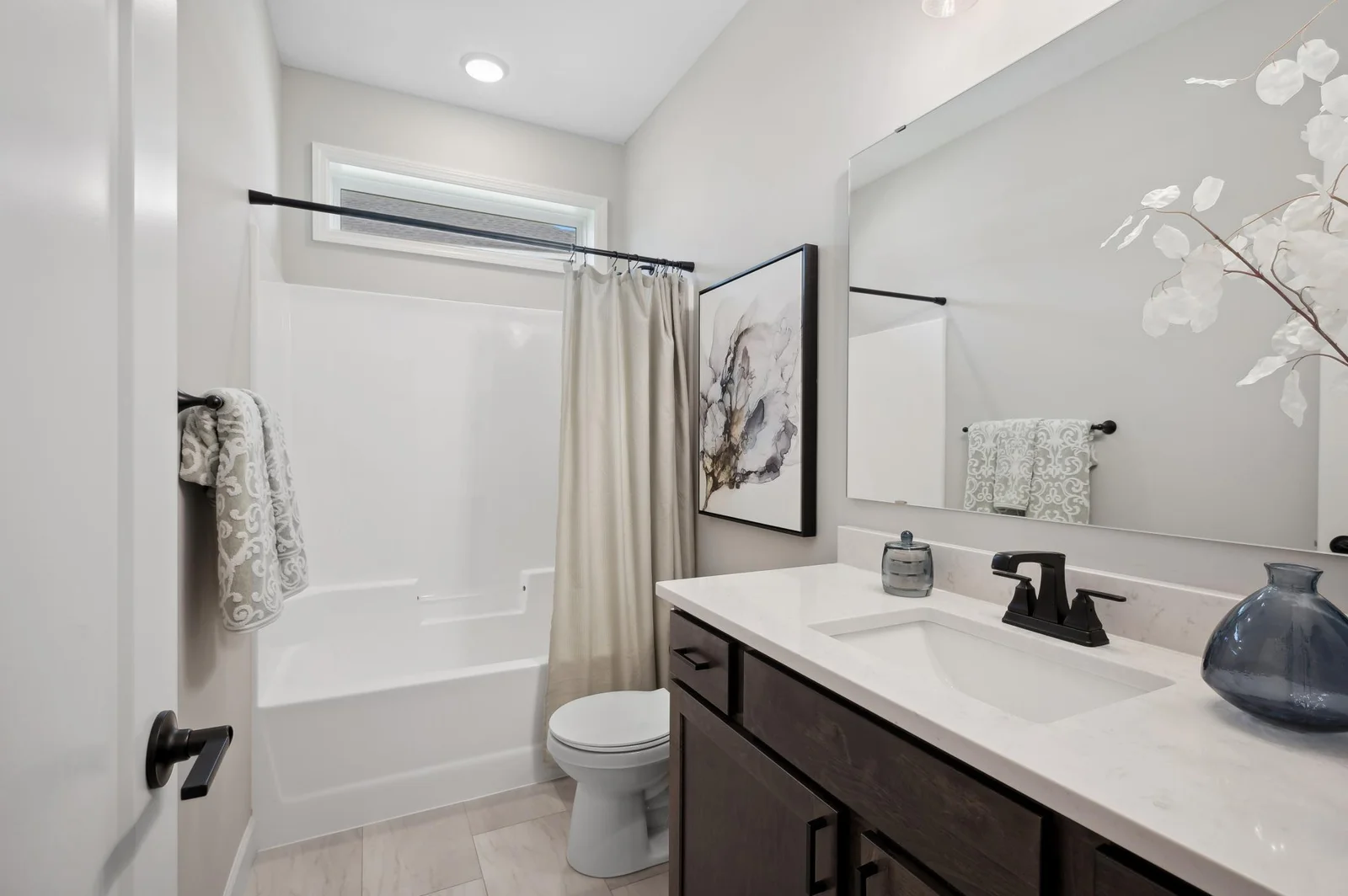 11. Main Bathroom.jpg