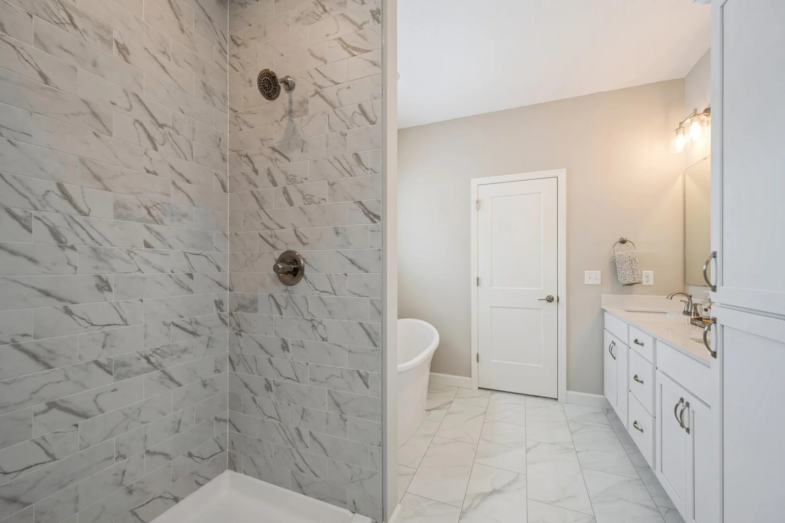 Primary Bathroom (1).jpg