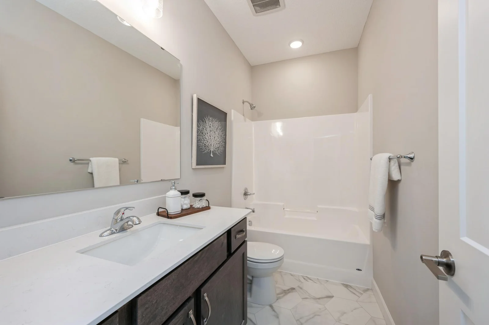 Main Bathroom.jpg