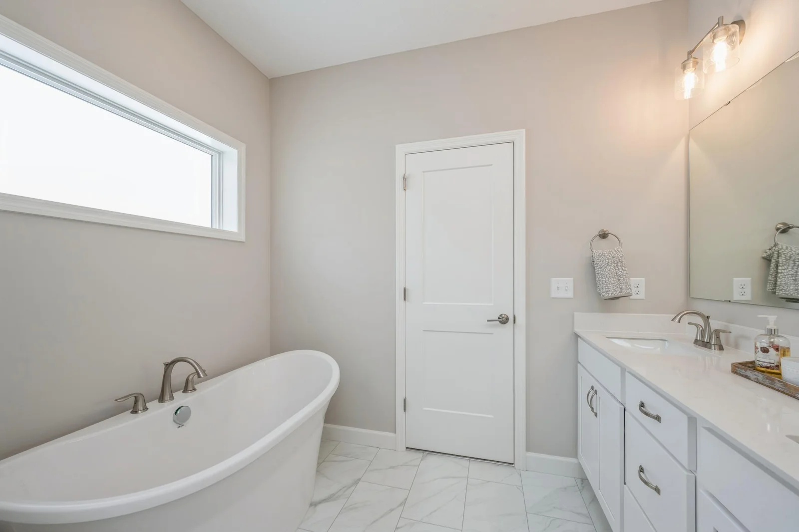 Primary Bathroom (2).jpg