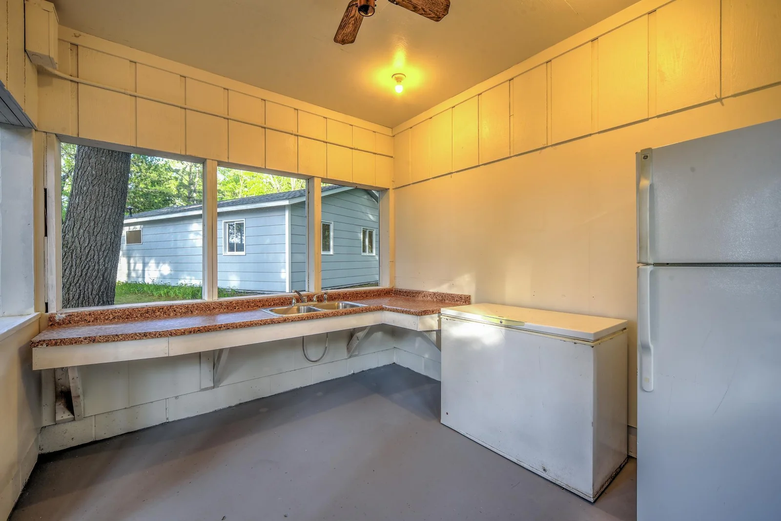 Fish house cleaning station with running water
