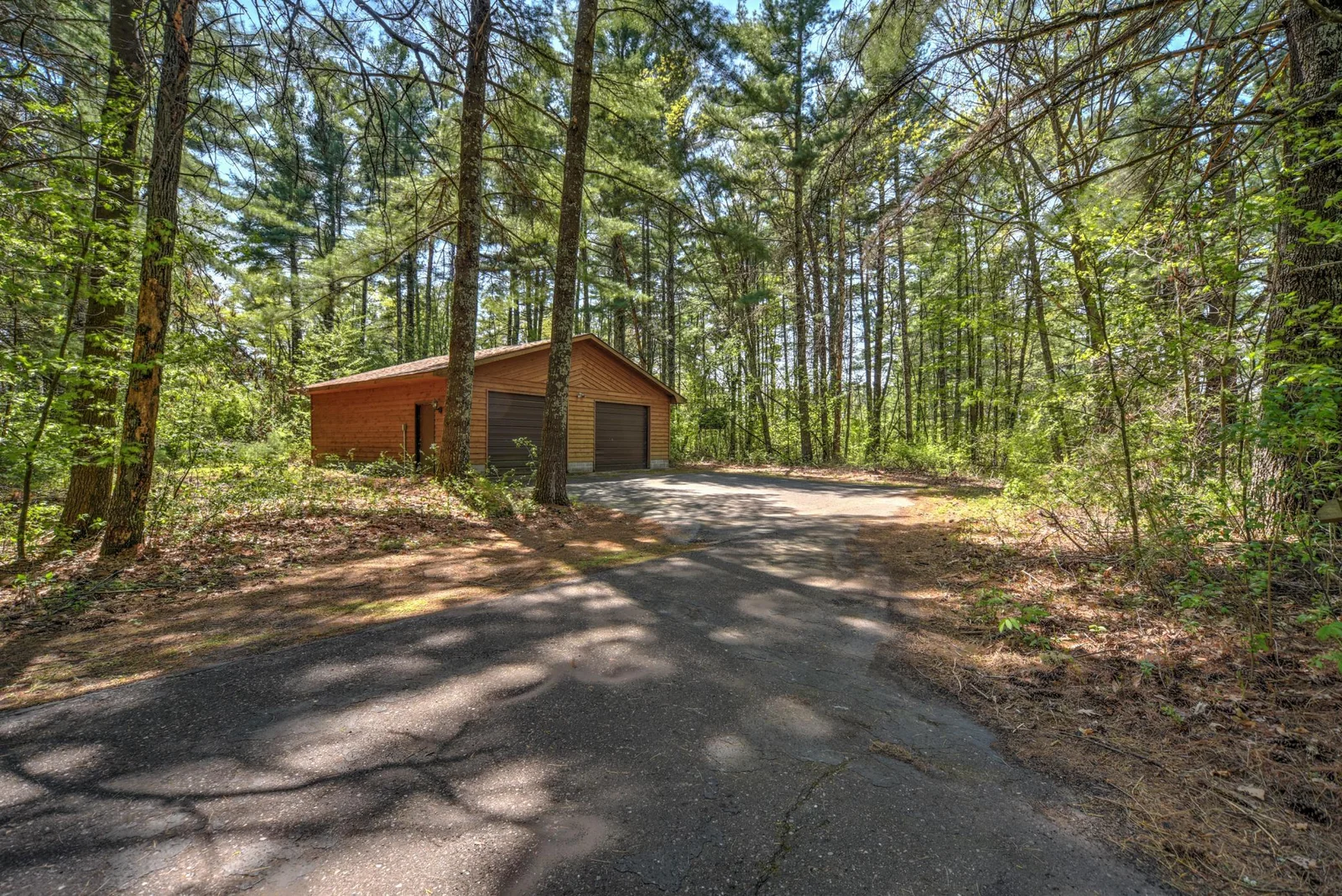 Extra detached garage to store boats and toys...
