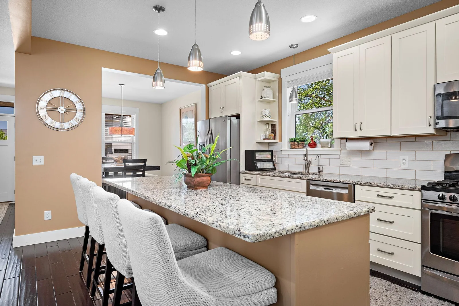 Large center island in kitchen