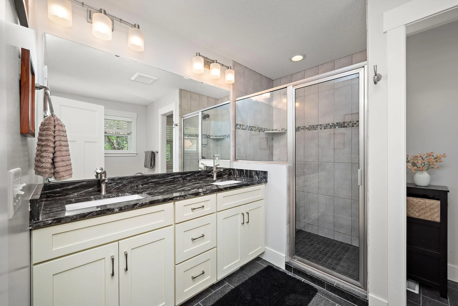 Full primary bath with separate walk in shower