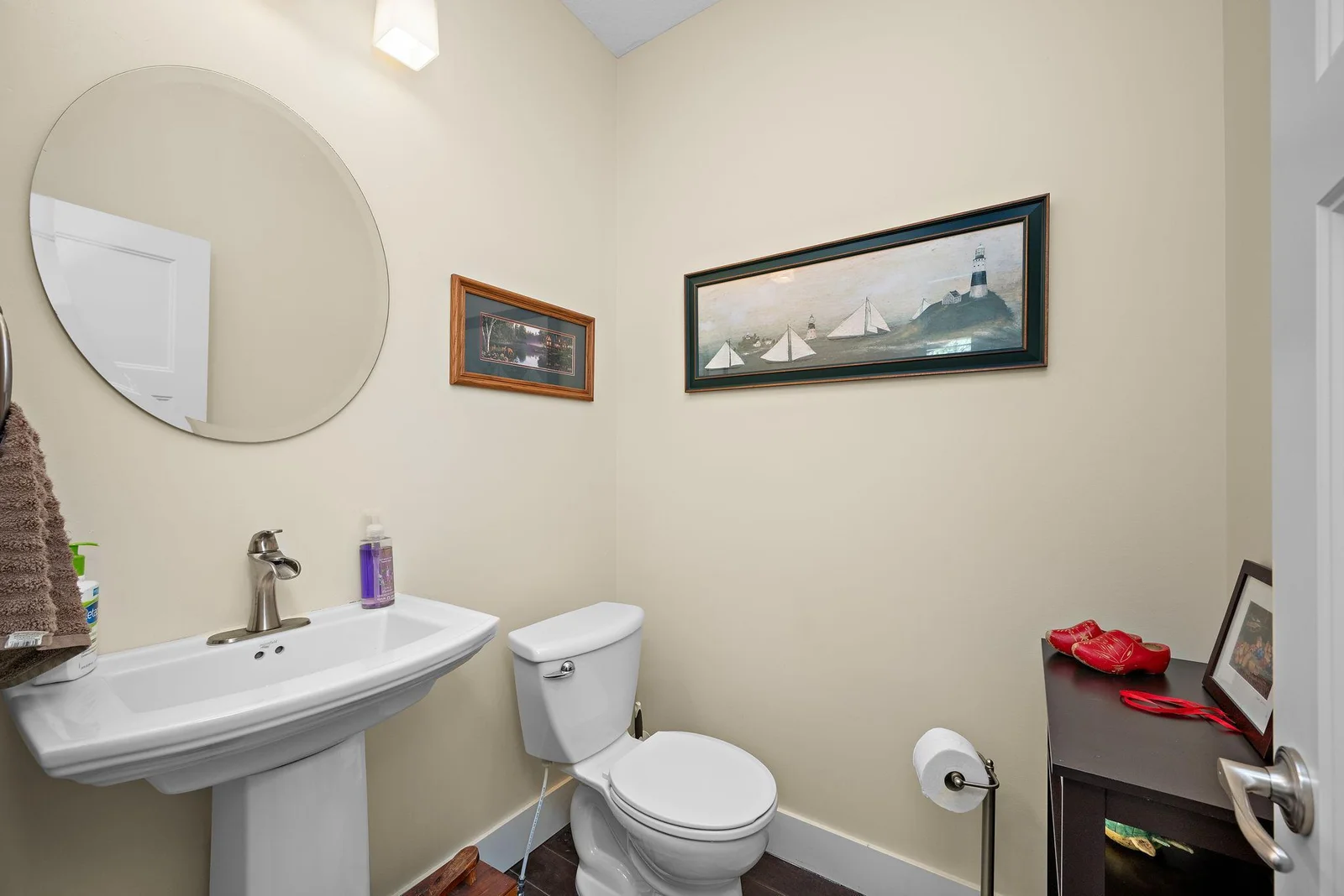 Main floor 1/2 bath