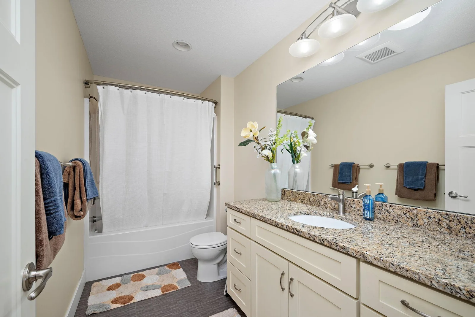 Upper level full guest bathroom
