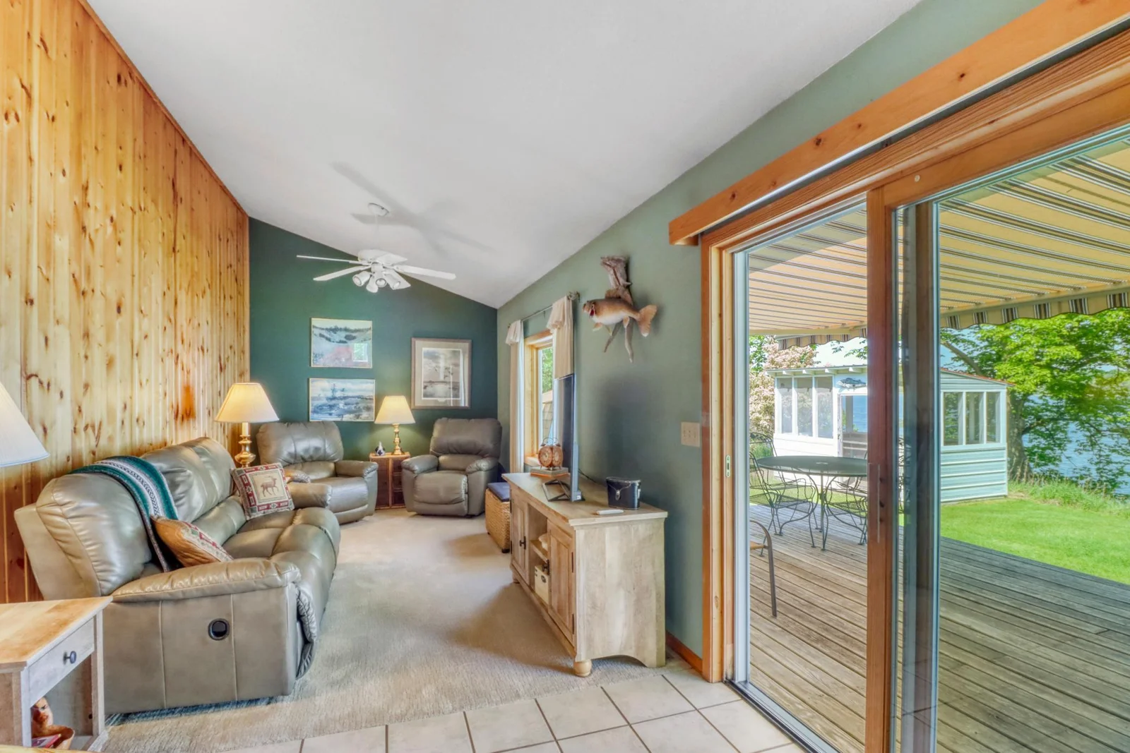 Familyroom1_1.JPG