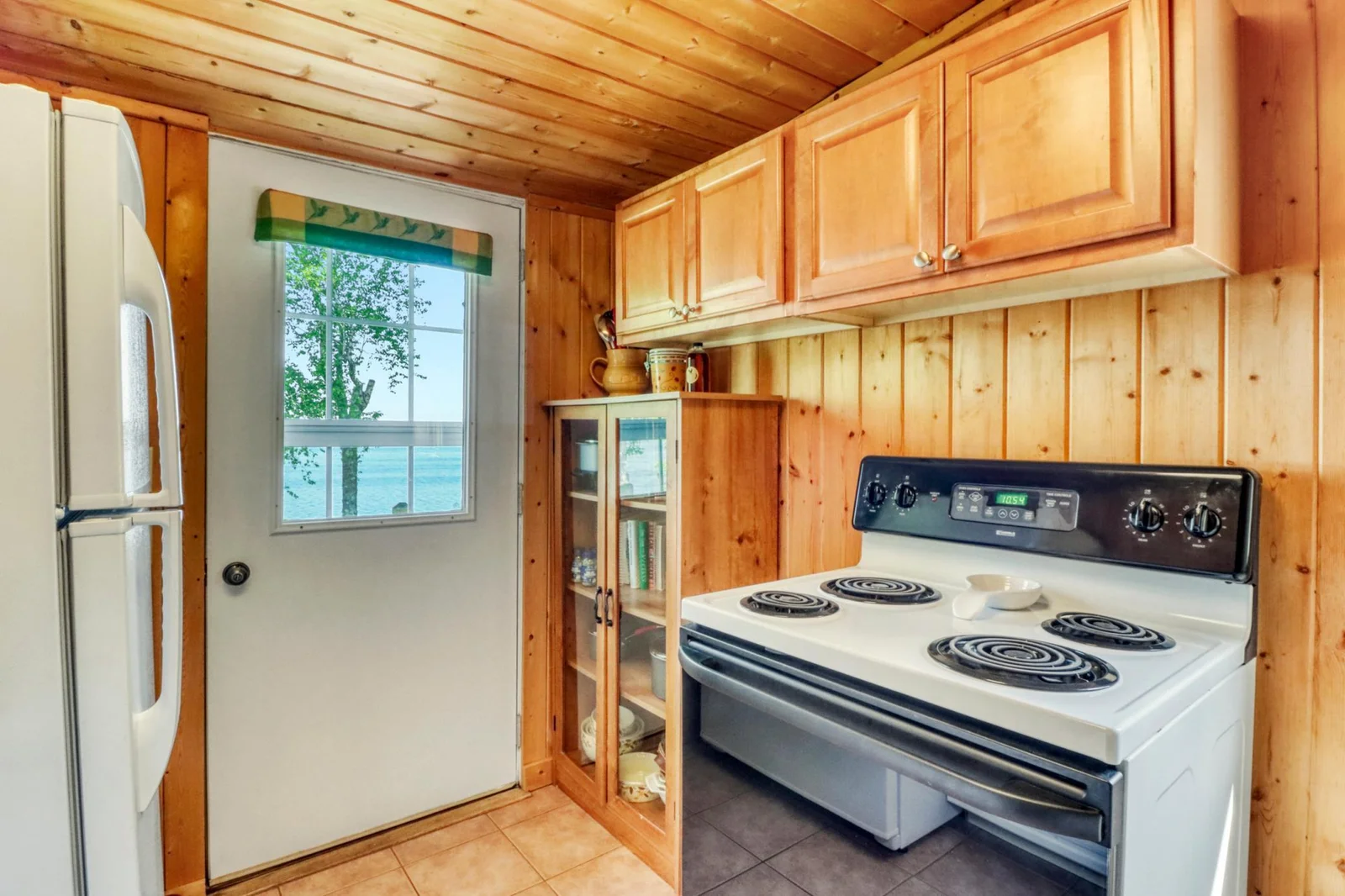 Kitchen1_2.JPG