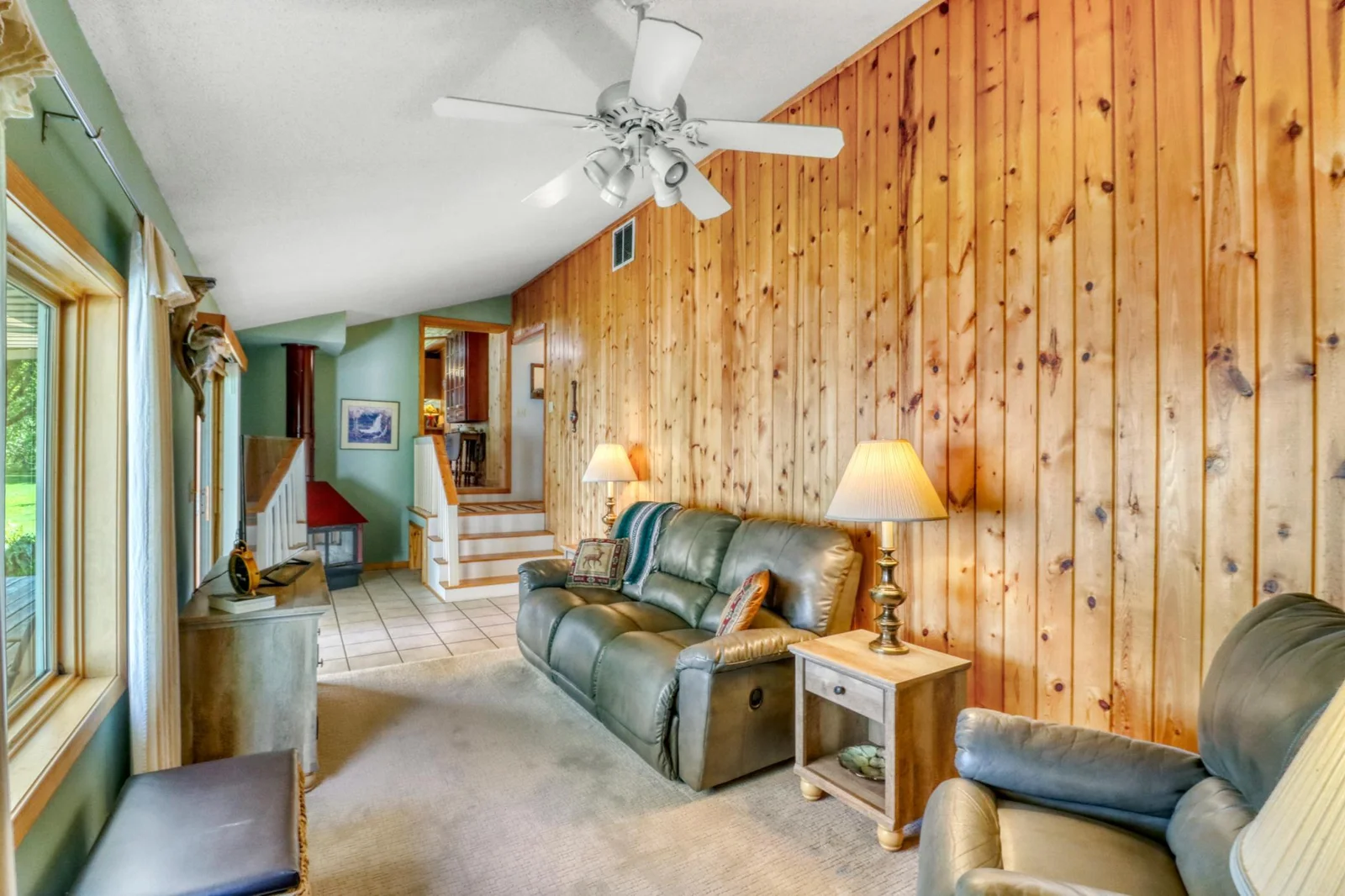 Familyroom1_3.JPG