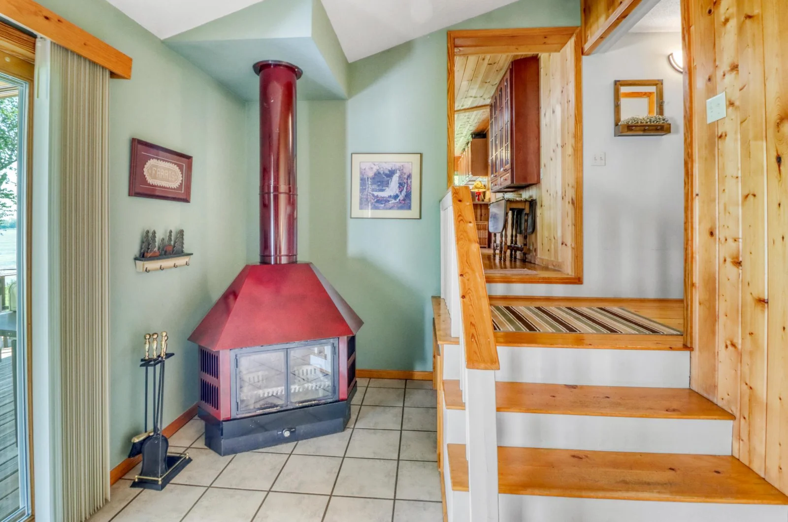 Familyroom Stove1_1.JPG