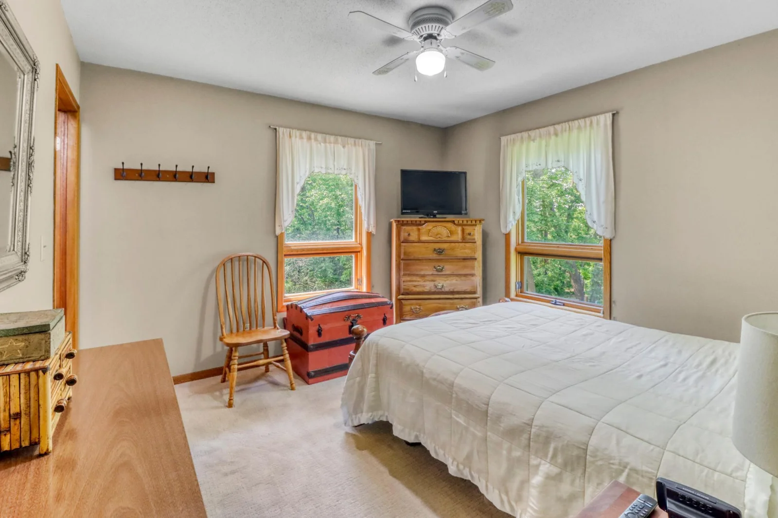 Bedroom1_2.JPG