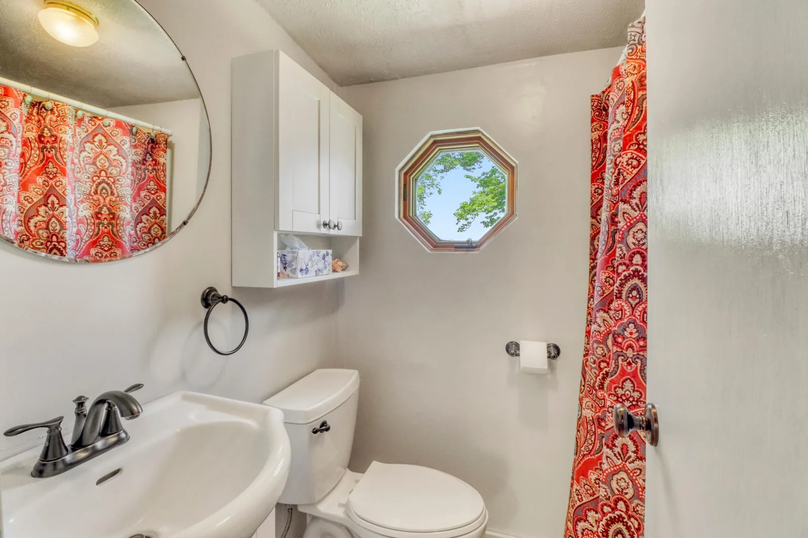 Bathroom2_0.JPG