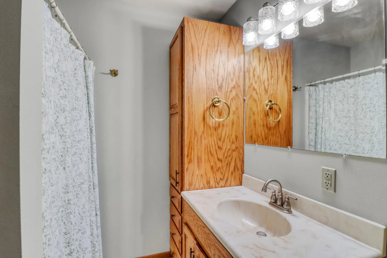 Primary Bathroom1_1.JPG