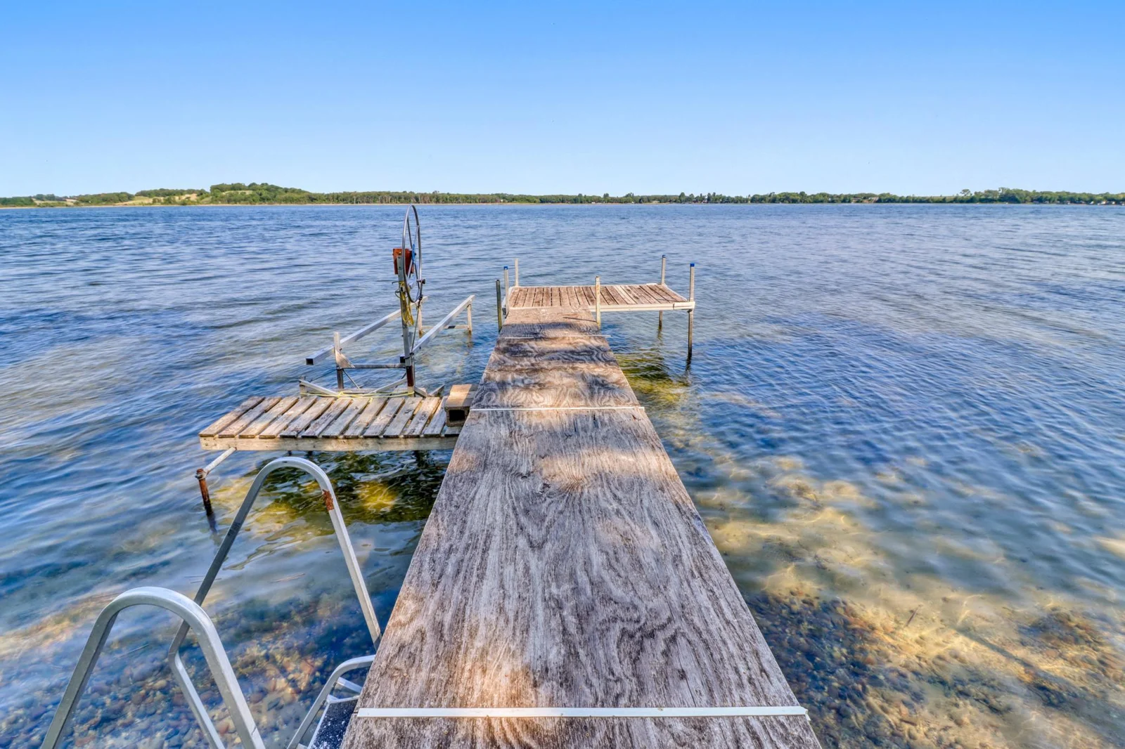 Exterior_Lake1_0.JPG