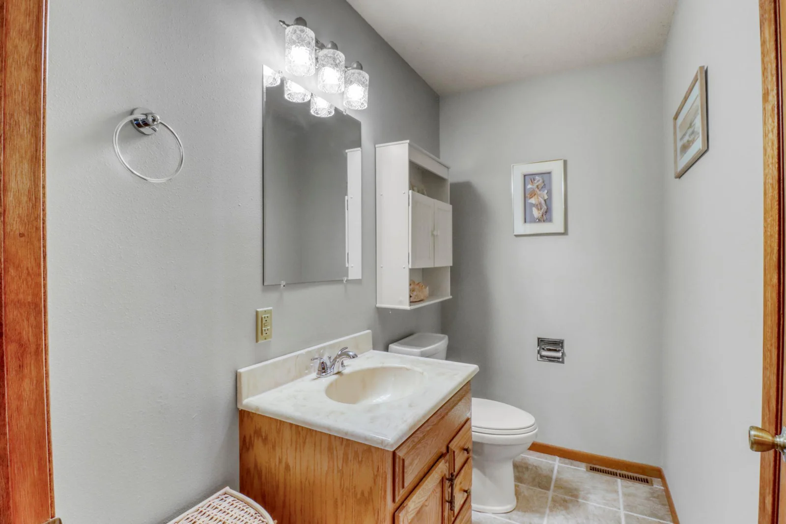 Bathroom1_0.JPG