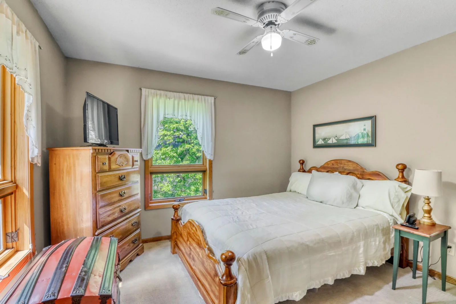 Bedroom1_1.JPG