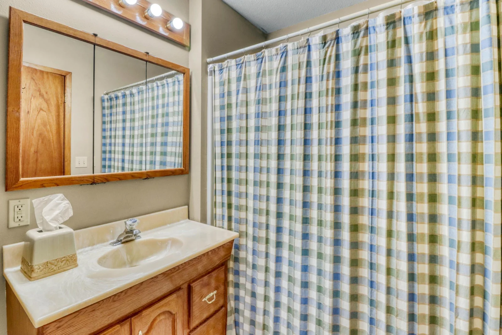 Bathroom_jack and jill1_1.JPG