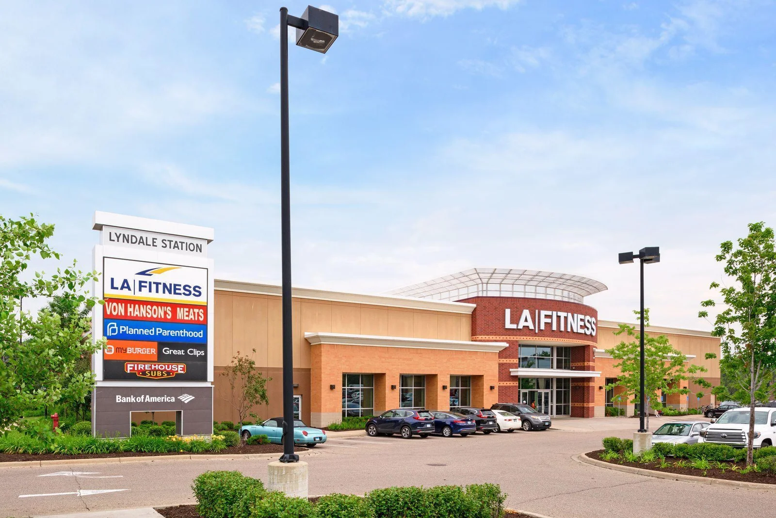 Huge LA Fitness just a few blocks away