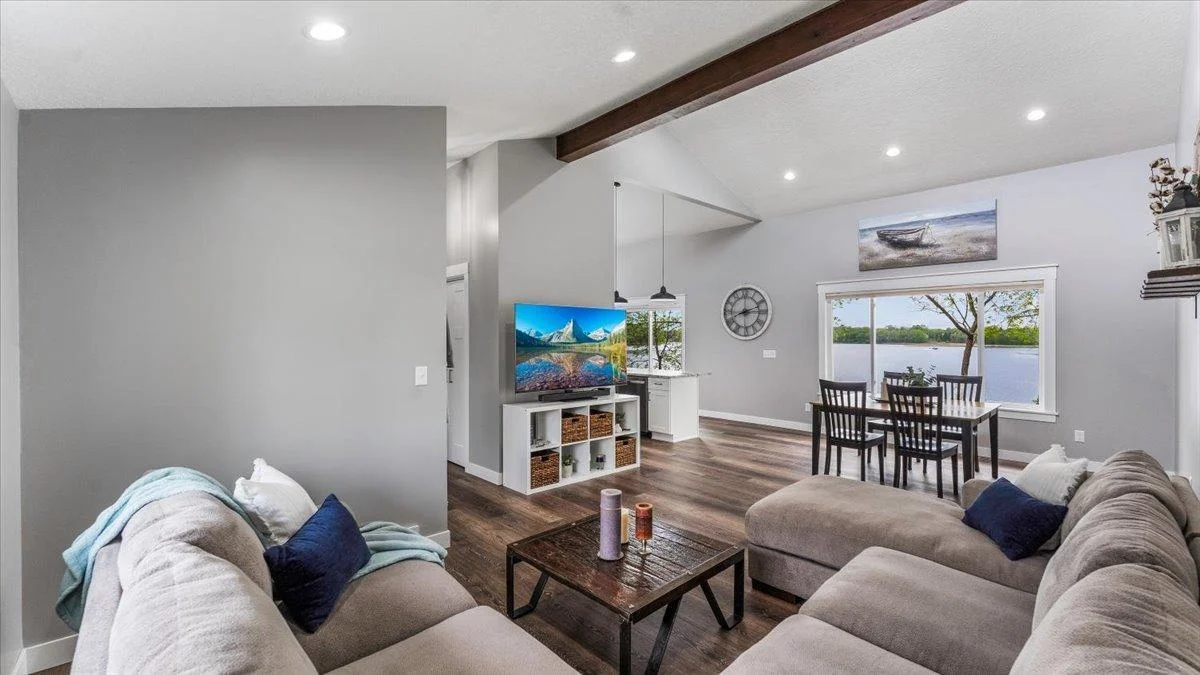 Livingroom overlooking dinning room