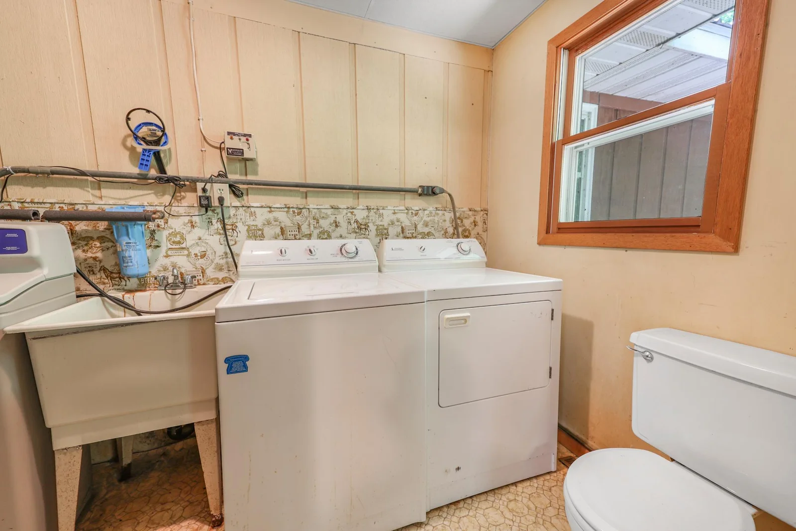 Laundy & 1:2 Bathroom.jpg