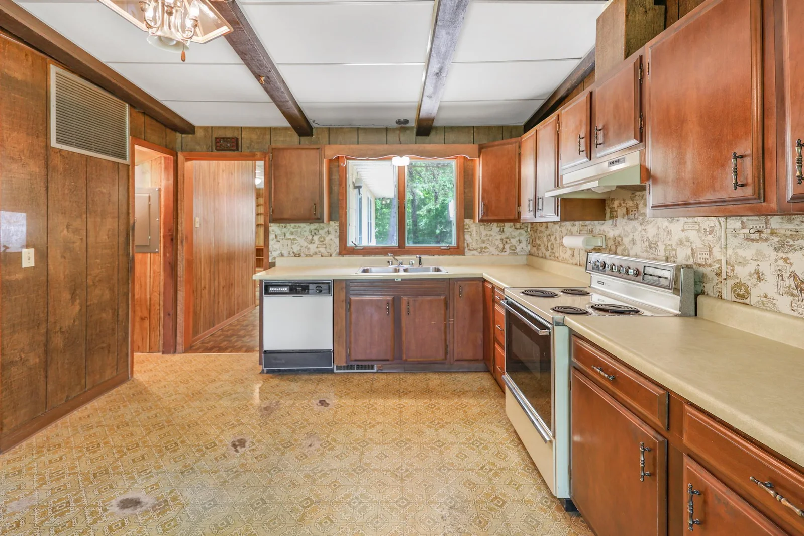Kitchen b.jpg