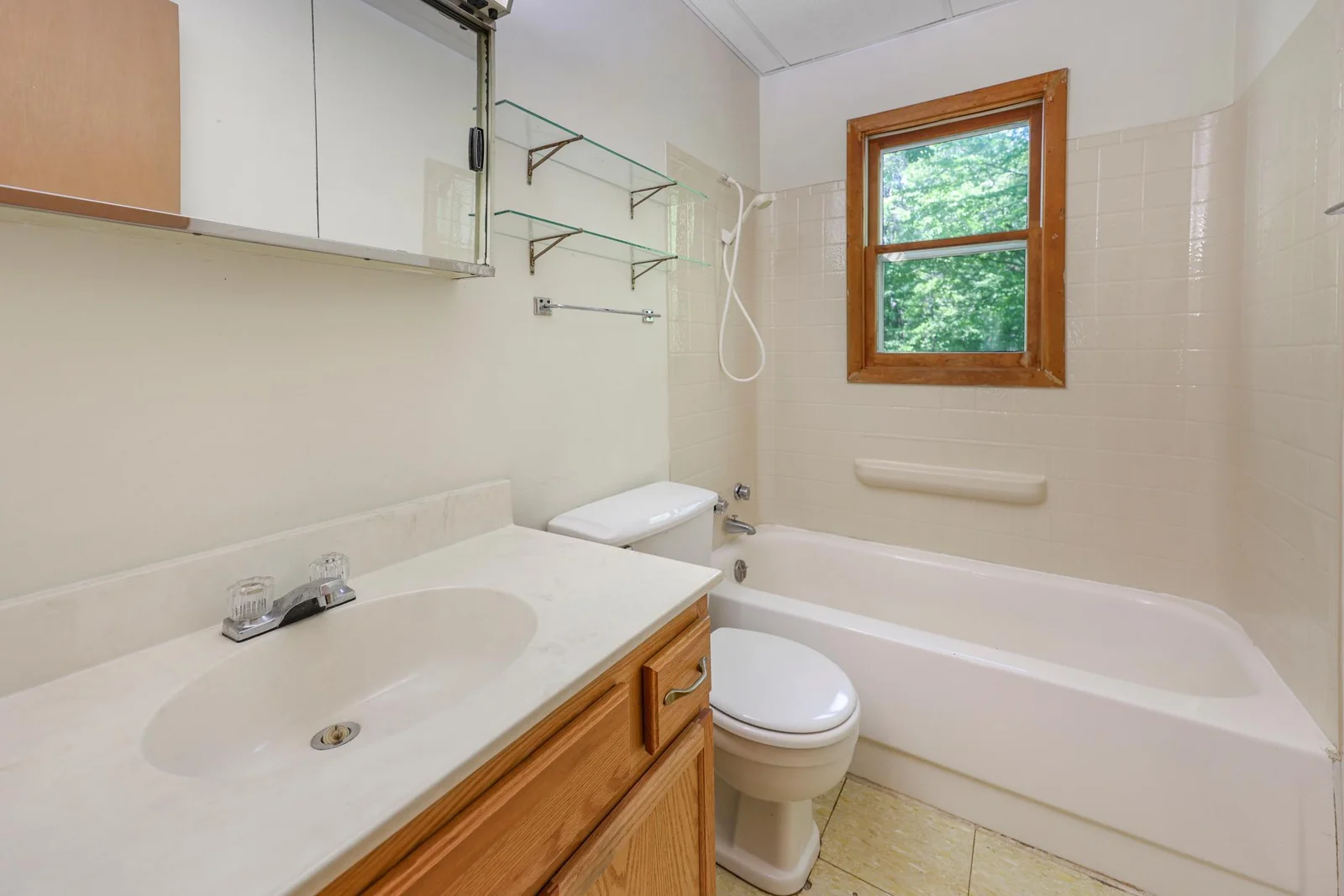 Main FULL Bath.jpg