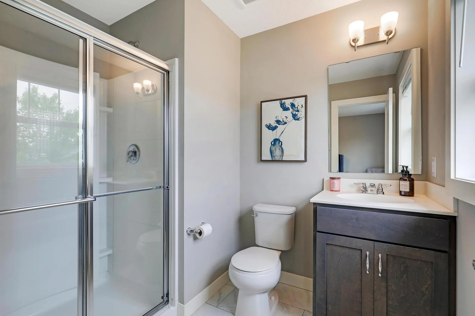 Upper level ensuite