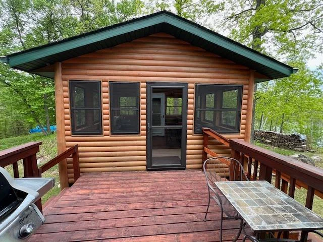Deck in between house and screened porch