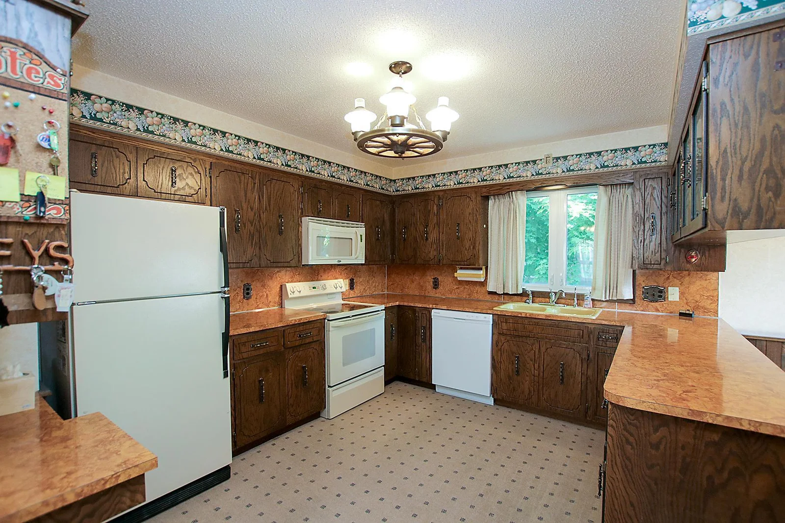 U-shaped kitchen provides lots of prep space!
