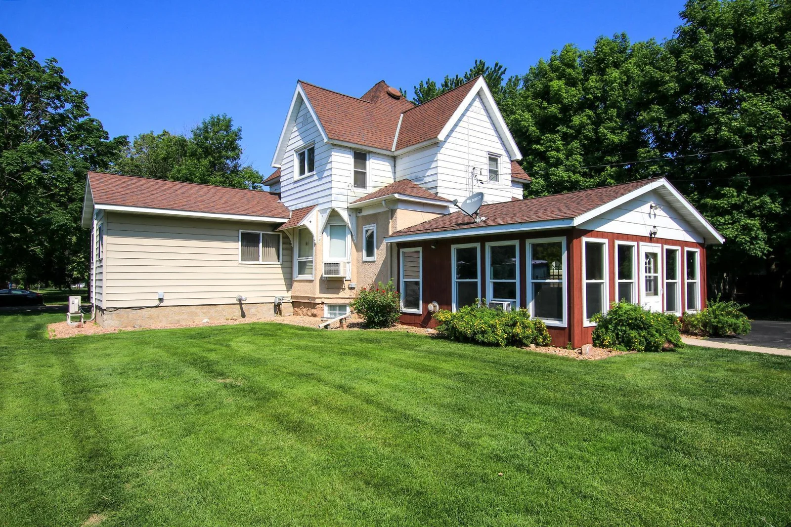 Sweet backyard - level and well taken care of!