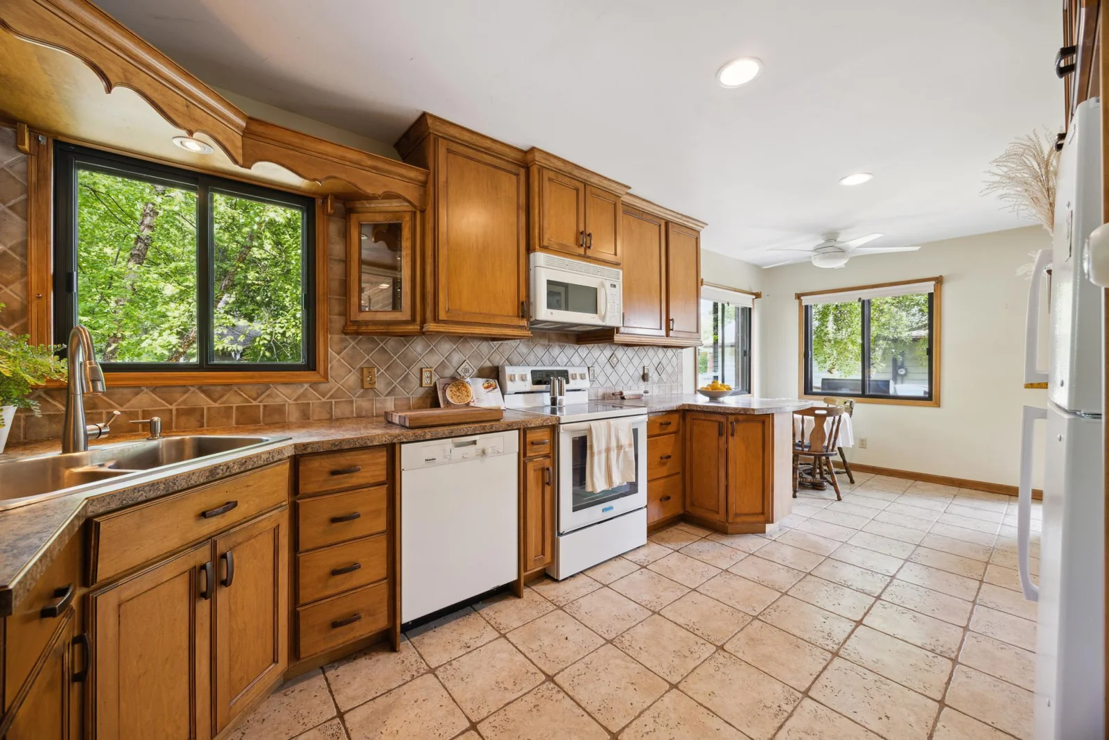 Another photo of the kitchen.