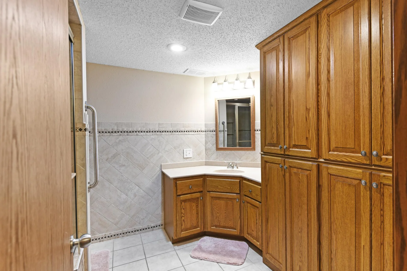 Large lower 3/4 bath with walk in shower