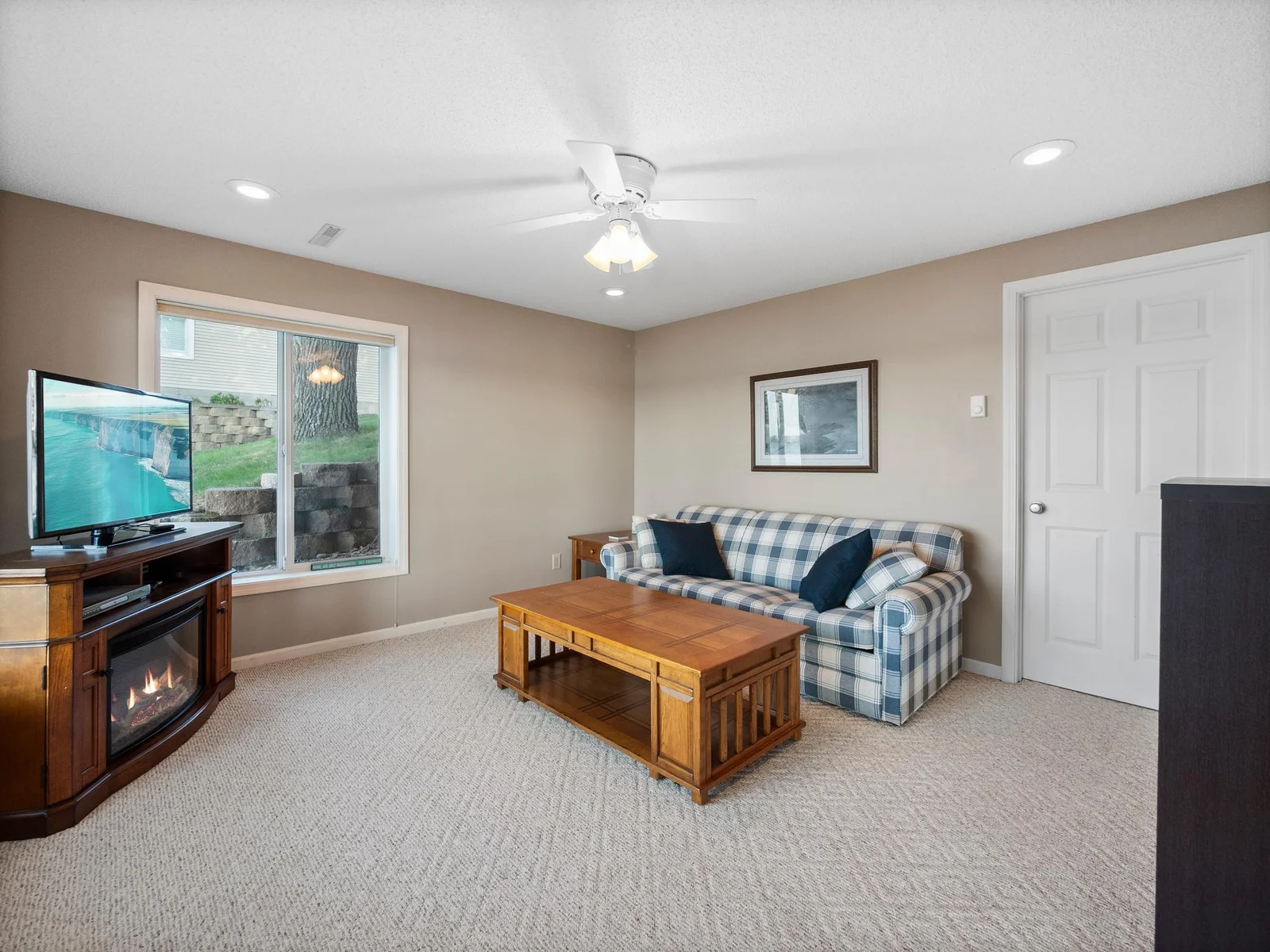 Family room - Copy (2).JPG