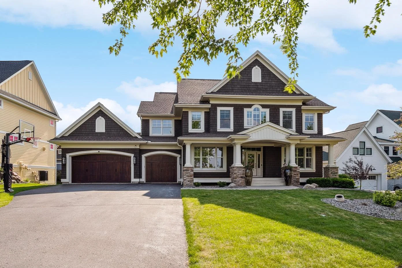 The kind of entrance that makes coming home feel like a luxury.