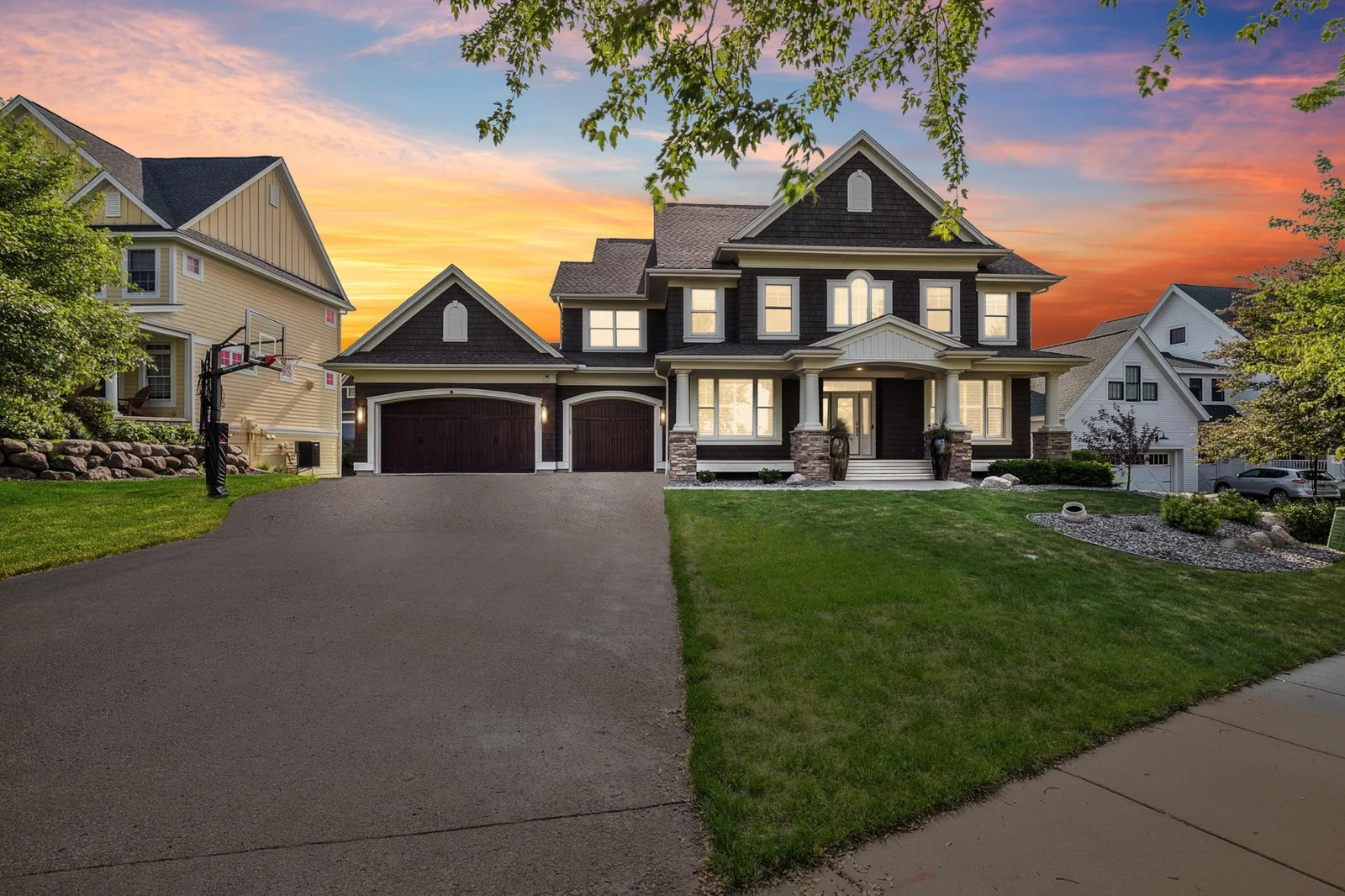 The kind of entrance that makes coming home feel like a luxury.