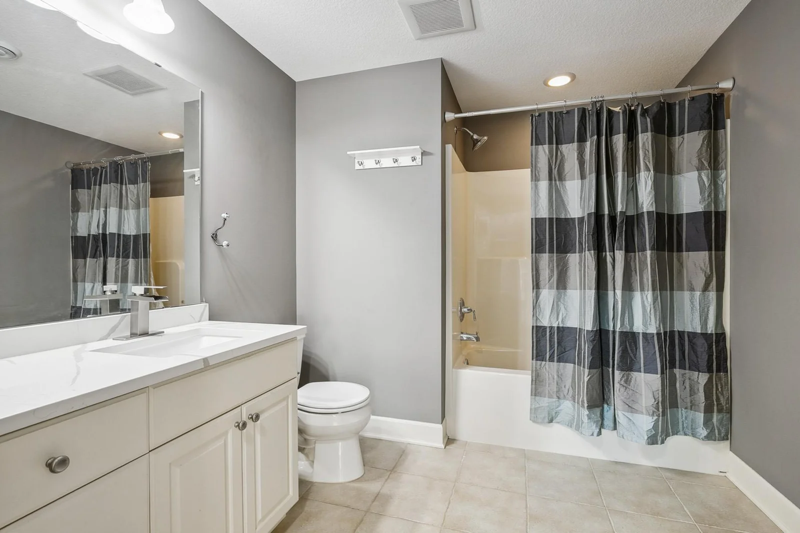 Lower level guest full bathroom