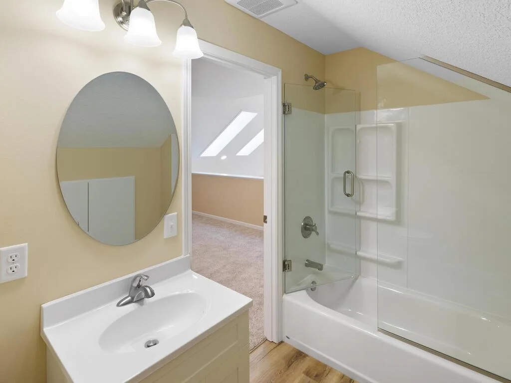 Upper level Full Bath.