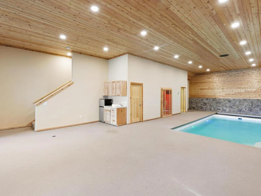 Wet bar, fridge & full entertainment!!