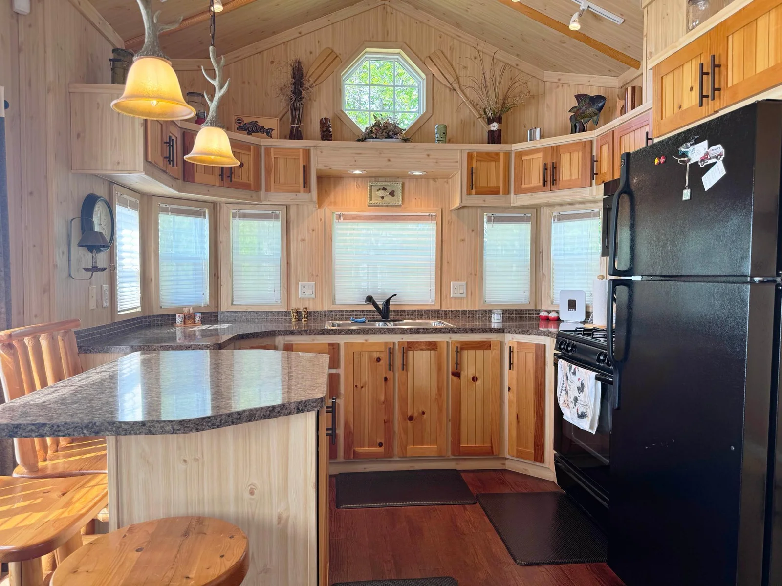 A lovely kitchen setup with ample cupboard space!