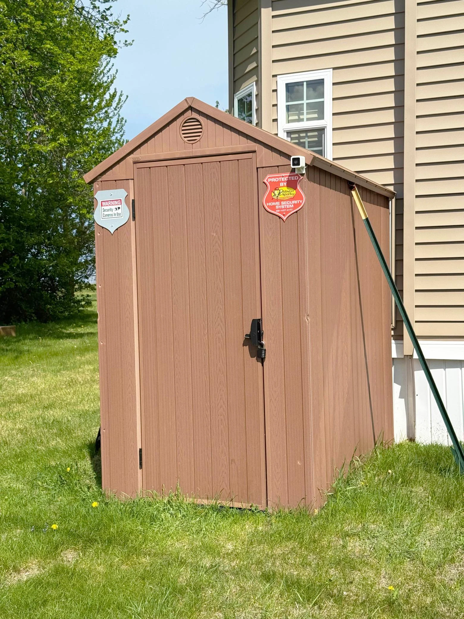 A closer look at the shed/well house.