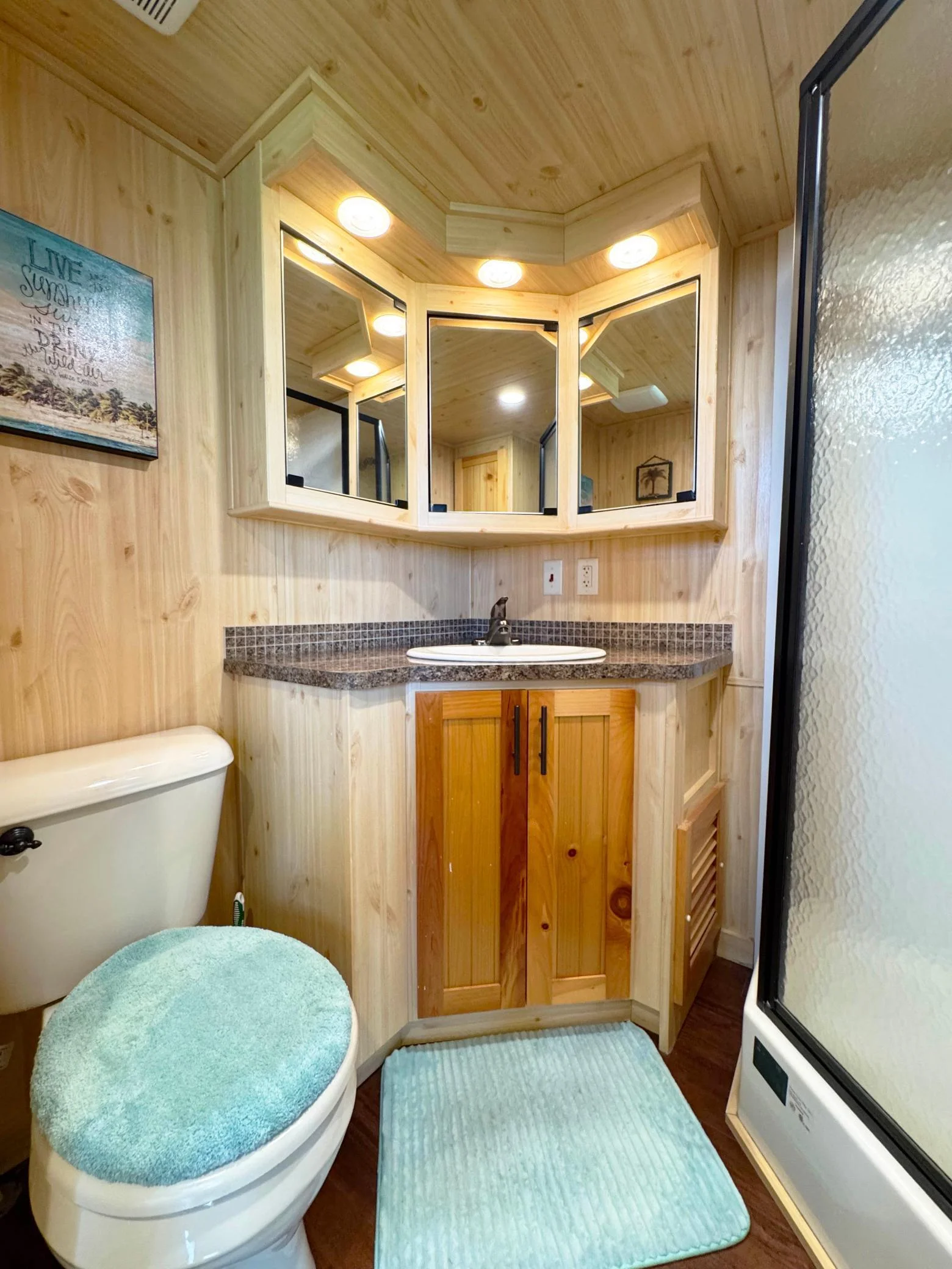 A look at the bathroom.