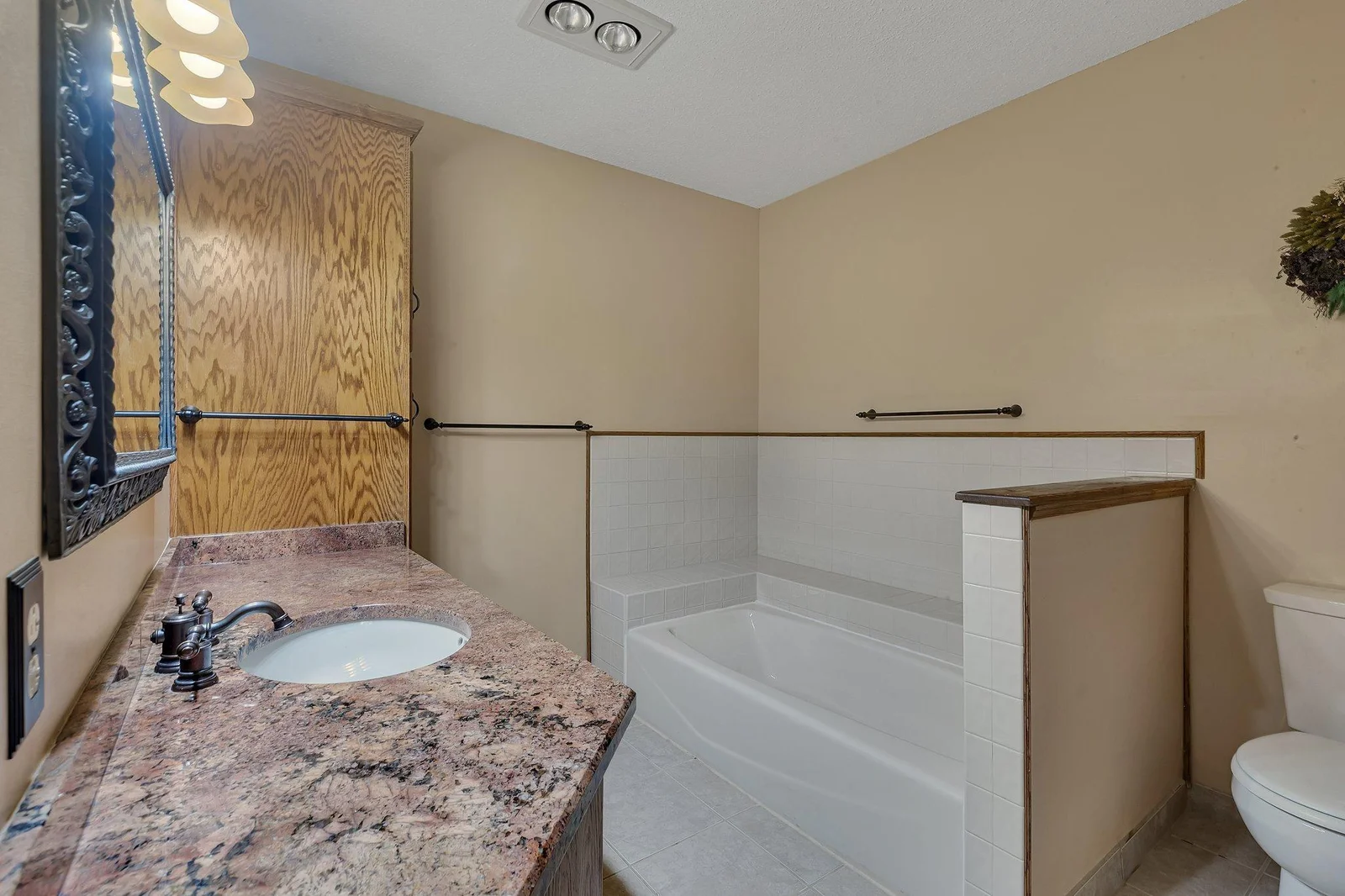 Upper level 3/4 bath