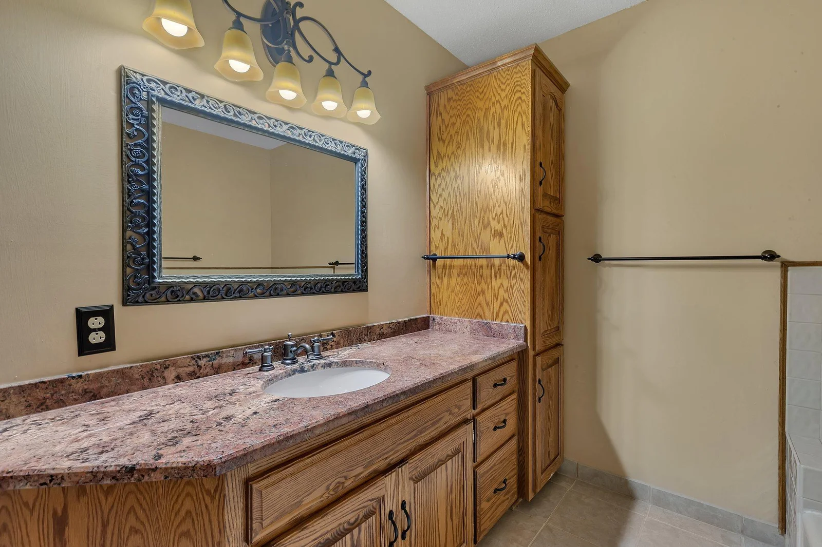 Upper level 3/4 bath