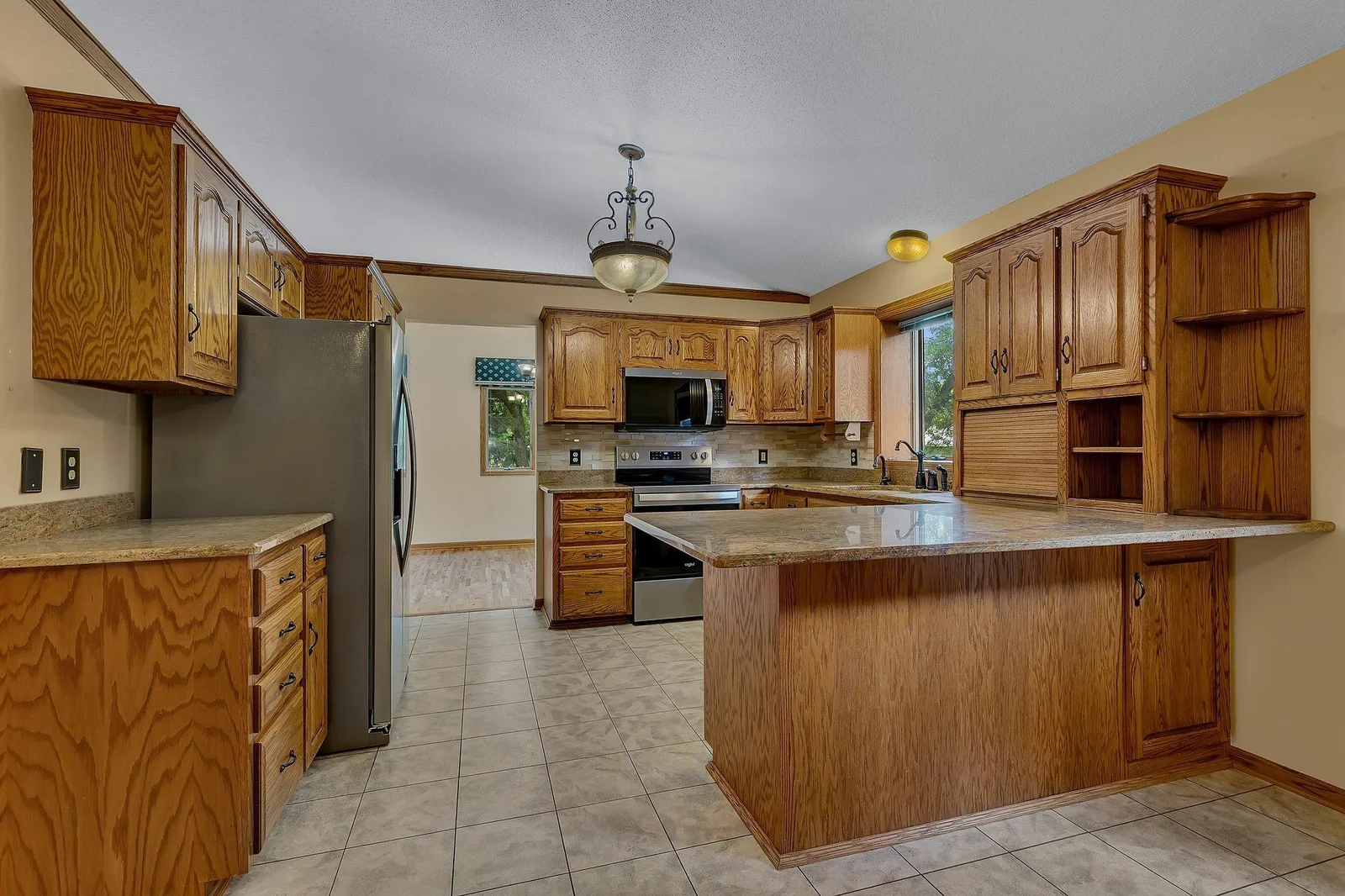 Eat-in kitchen - great storage