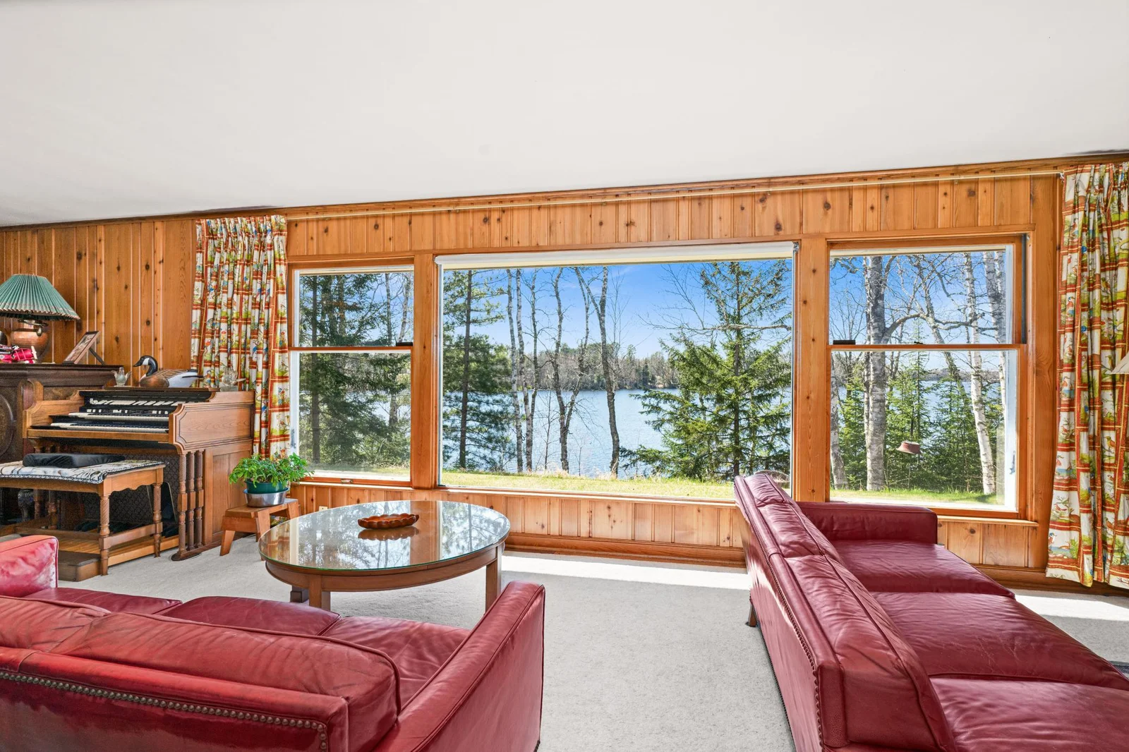 Family Room/Lakeview