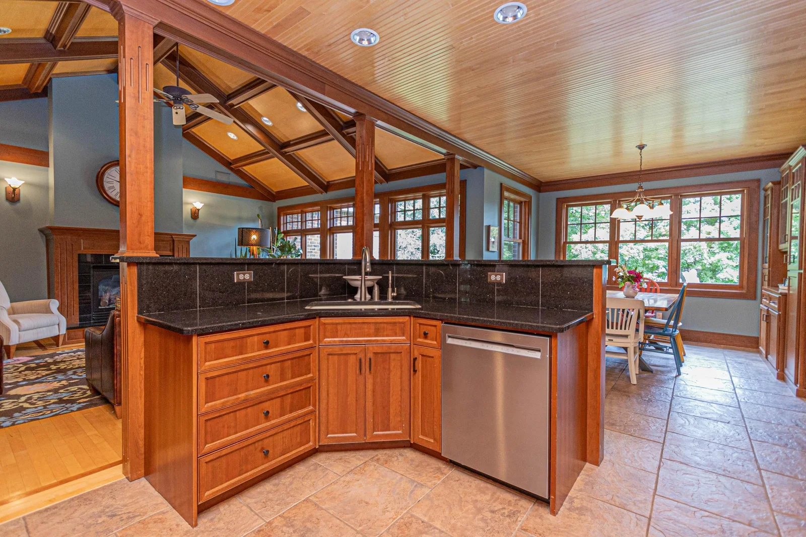 Kitchen Island/Breakfast Bar.jpg