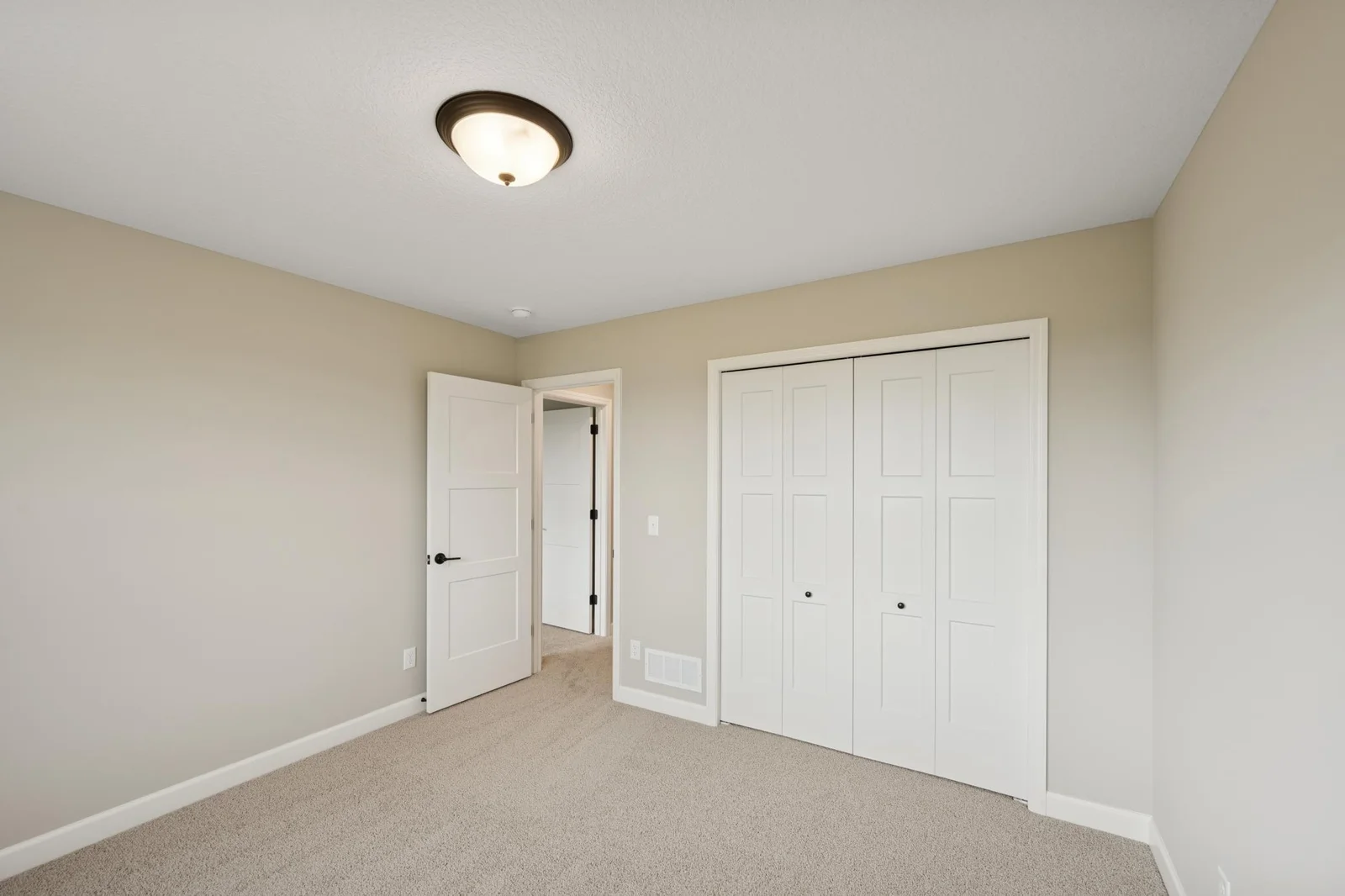 29. Bedroom.jpg